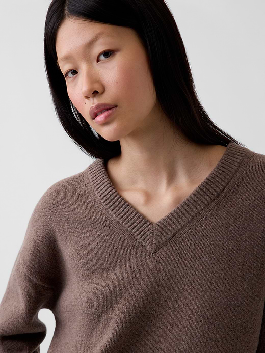 Gap CashSoft Oversized V-Neck Sweater — photo 5