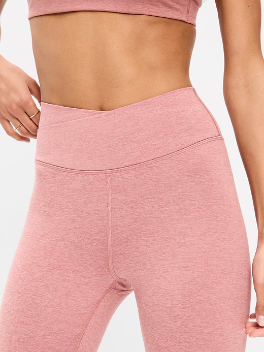 Old Navy Extra High-Waisted CloudComfy 7/8 Leggings — photo 4