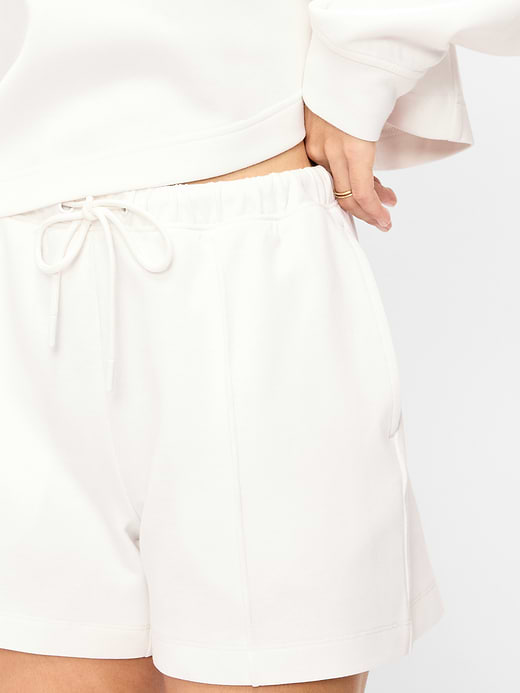 Old Navy Relaxed Dynamic Fleece Shorts — photo 4