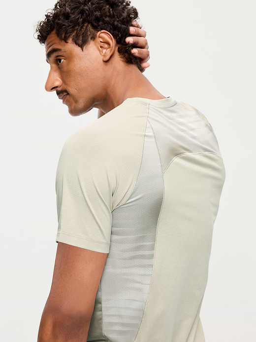 Old Navy Slim Fit Performance Vent T-Shirt — photo 4