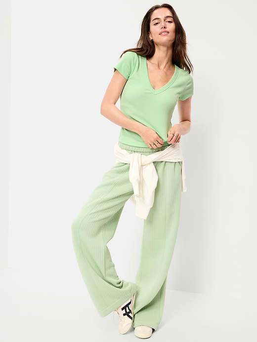 Old Navy Snug Crop V-Neck Ribbed T-Shirt — photo 4