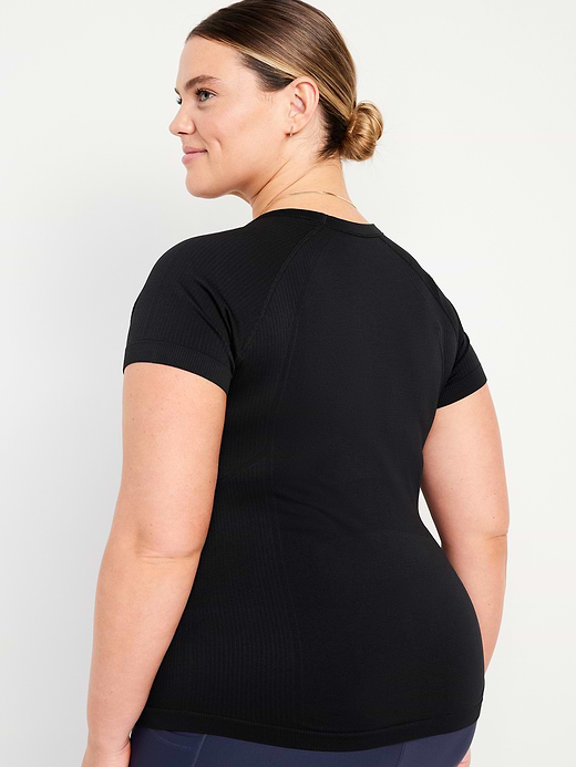 Old Navy Fluid Seamless Fitted T-Shirt — photo 9