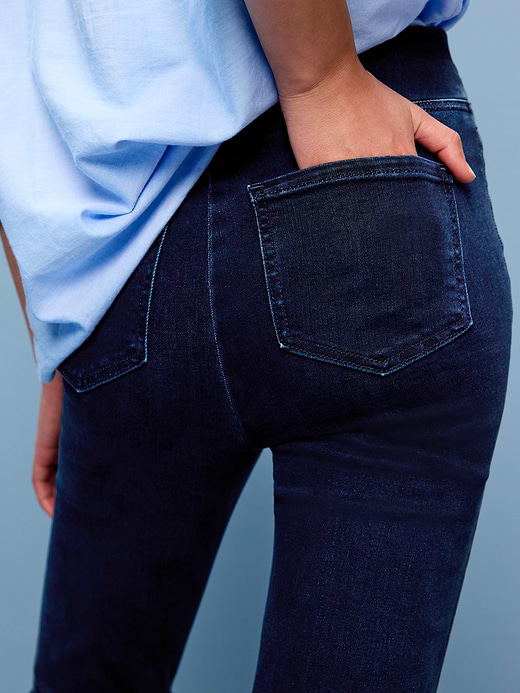 Old Navy High-Waisted Weekender Pull-On Crop Flare Jeans — photo 5