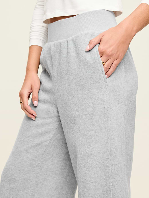Old Navy Extra High-Waisted Performance Fleece Wide-Leg Sweatpants — photo 4