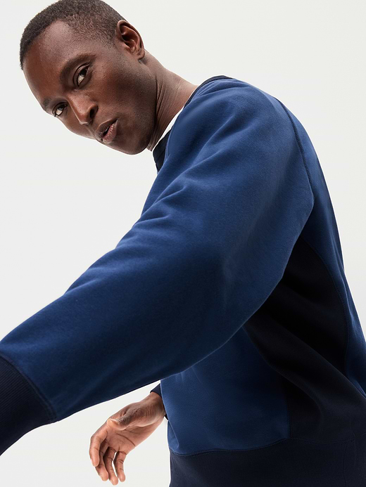 Old Navy Oversized Heavyweight Crew-Neck Sweatshirt — photo 4