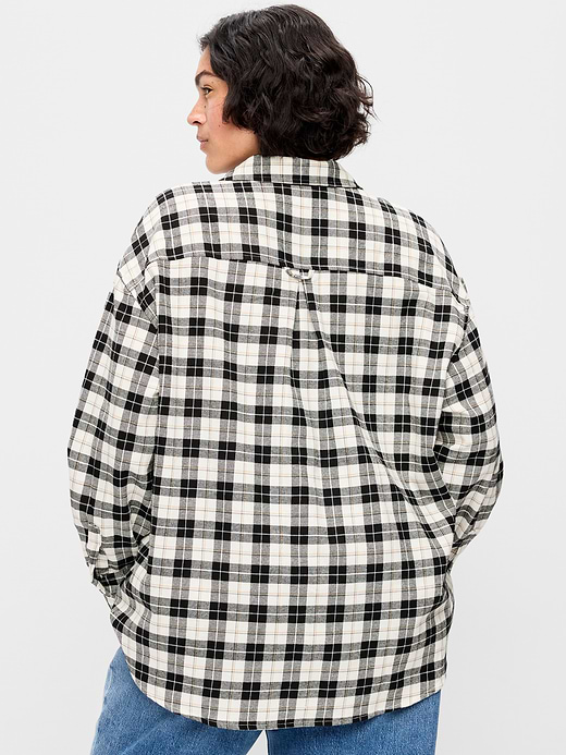 Old Navy Oversized Button-Down Boyfriend Flannel Shirt — photo 9