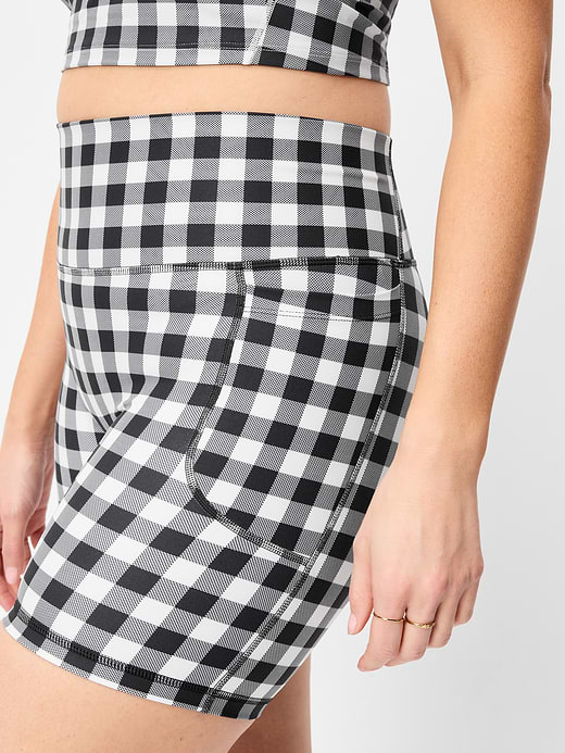 Old Navy Extra-High Waisted PowerSoft Boundless Pocket Biker Shorts-- 6-inch inseam - No Front Seam — photo 4