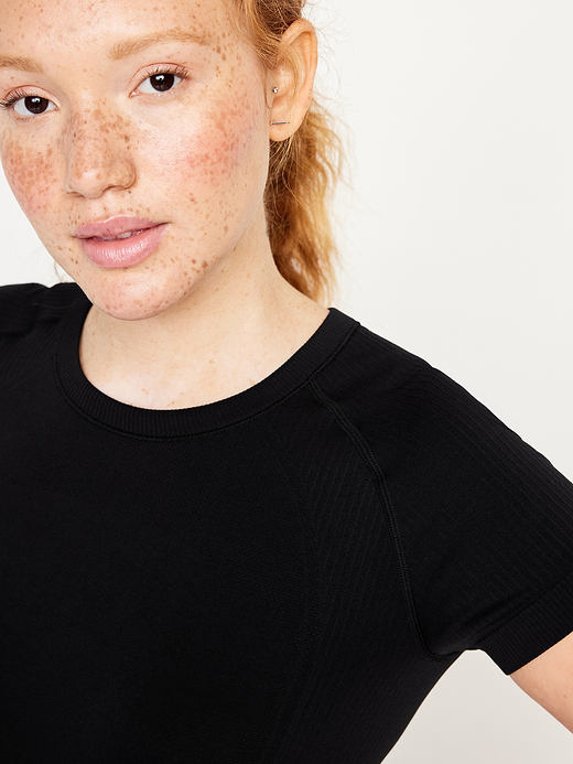Old Navy Fluid Seamless Fitted T-Shirt — photo 5