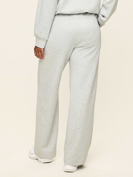 Old Navy Mid-Rise Dynamic Fleece Textured Wide-Leg Sweatpants — photo 9